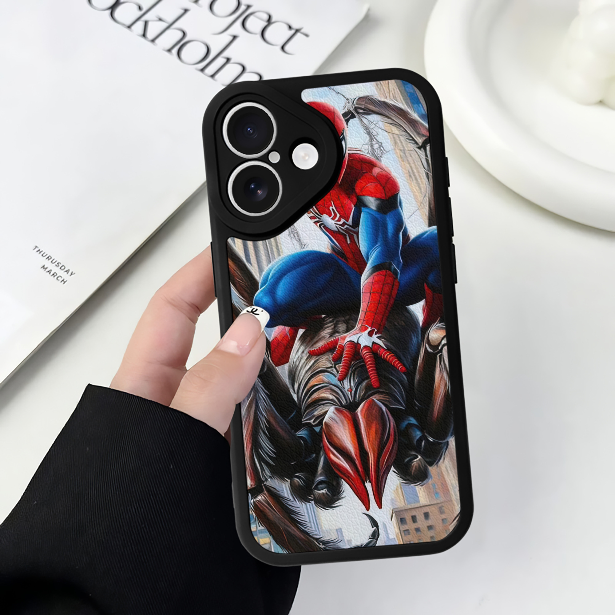Spider Man スパイダーマン 【iPhone 16シリーズ対応】シリコンスマホケース（レザー調） 材質：シリコン